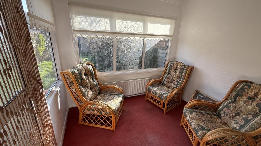 Lot: 74 - SEMI-DETACHED HOUSE WITH GARAGE IN NEED OF SOME REFURBISHMENT - Interior image of conservatory